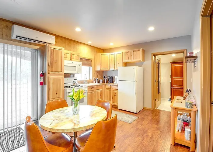 Retreat W/ Deck Near Kinkaid Lake! Apartment *