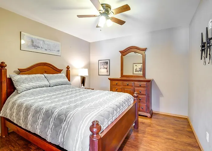 Retreat W/ Deck Near Kinkaid Lake! *