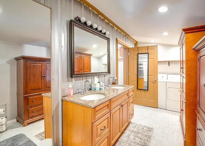 Retreat W/ Deck Near Kinkaid Lake!