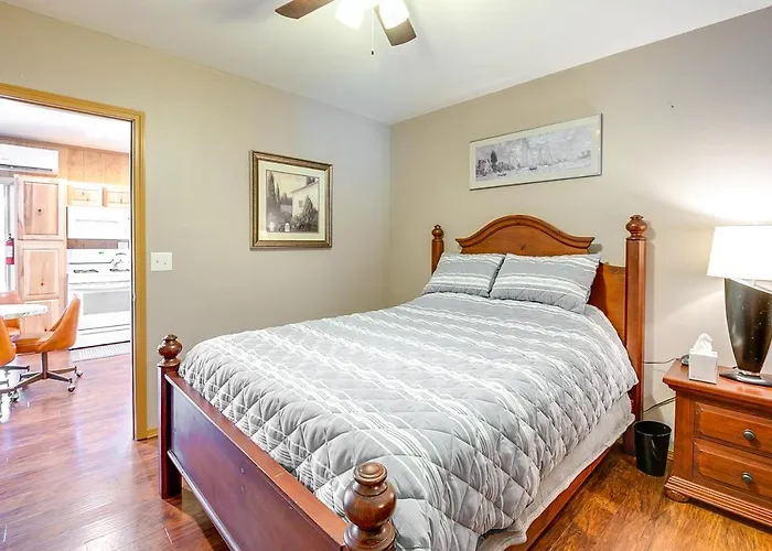 Retreat W/ Deck Near Kinkaid Lake!