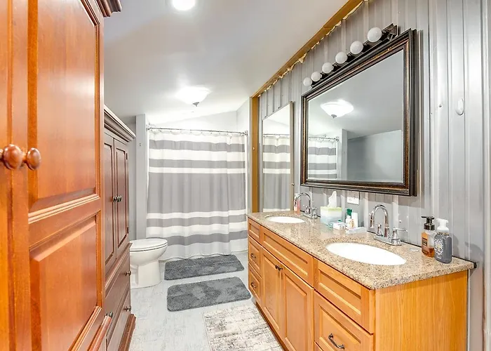 Retreat W/ Deck Near Kinkaid Lake!