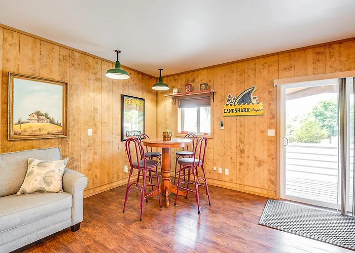Retreat W/ Deck Near Kinkaid Lake! *