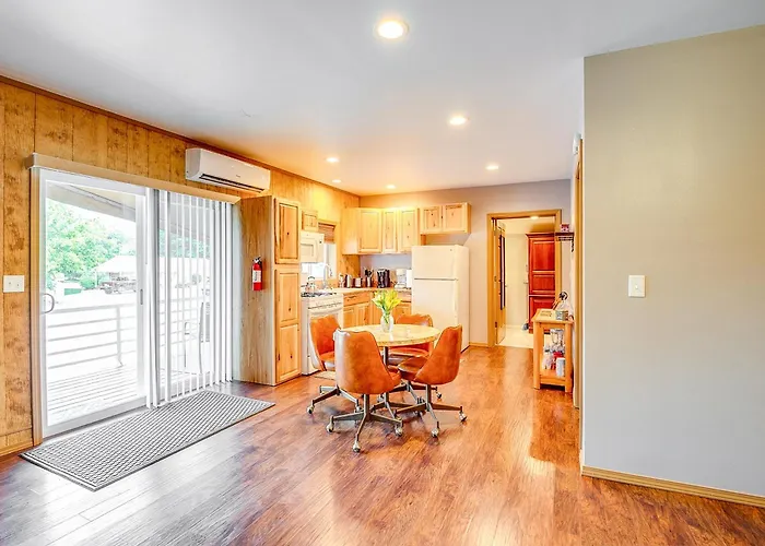 Retreat W/ Deck Near Kinkaid Lake! *