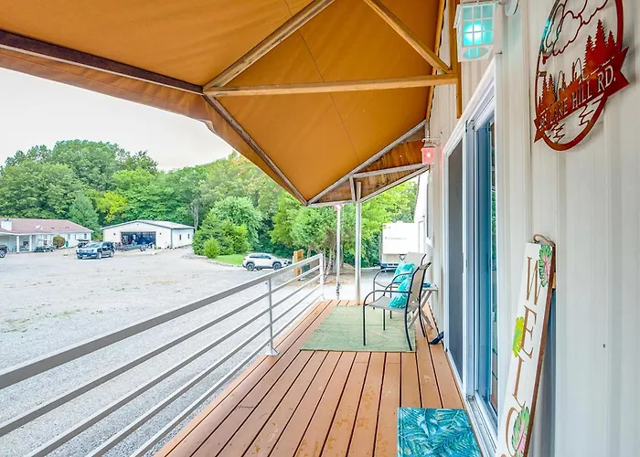 Retreat W/ Deck Near Kinkaid Lake!