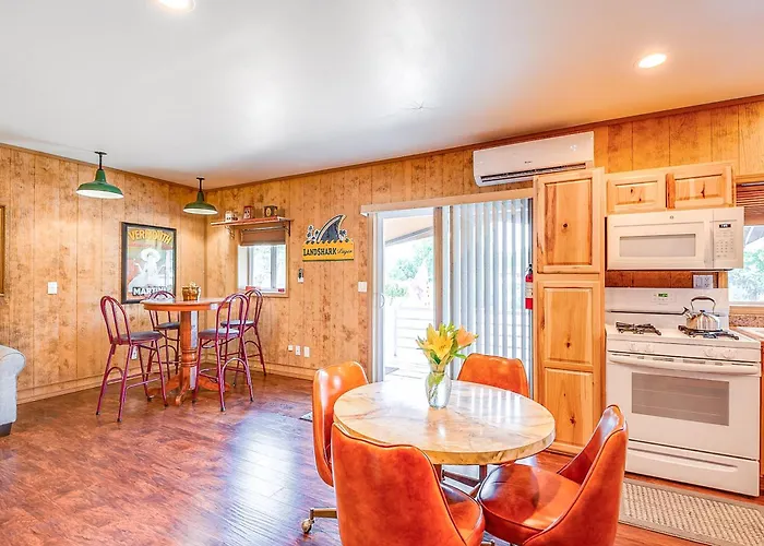 Retreat W/ Deck Near Kinkaid Lake! Apartment