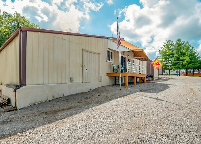 Apartment Retreat W/ Deck Near Kinkaid Lake!