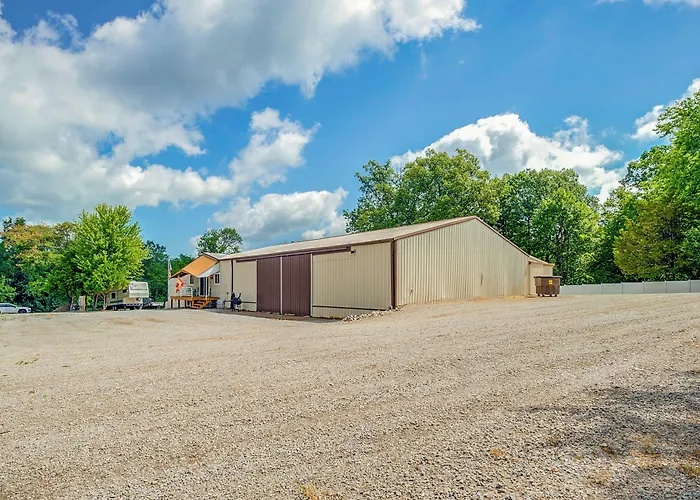 Apartment Retreat W/ Deck Near Kinkaid Lake!
