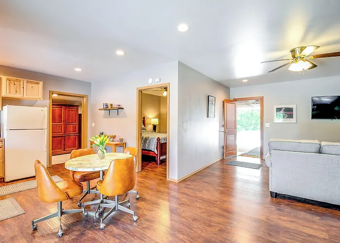 Apartment Retreat W/ Deck Near Kinkaid Lake!