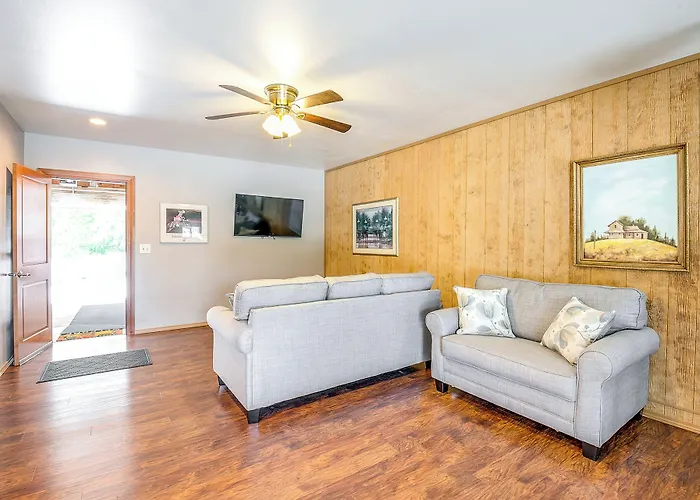 Retreat W/ Deck Near Kinkaid Lake! Murphysboro