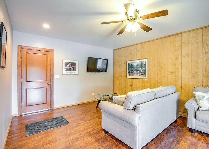 Retreat W/ Deck Near Kinkaid Lake! *